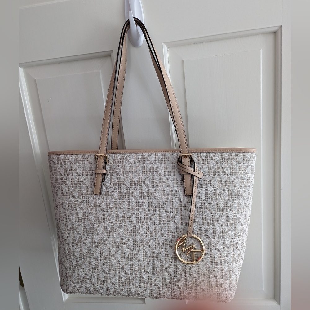 ⬇️$99 EUC Michael Kors jet set travel tote vanilla